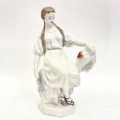 Скульптура "Девушка с кувшином "